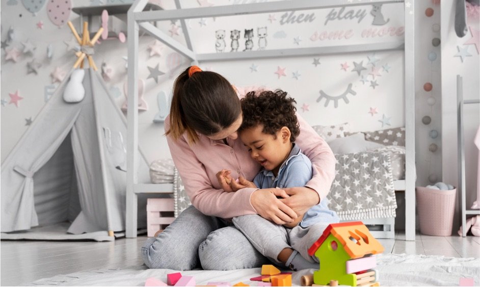 Mamá jugando con su hijo pequeño
